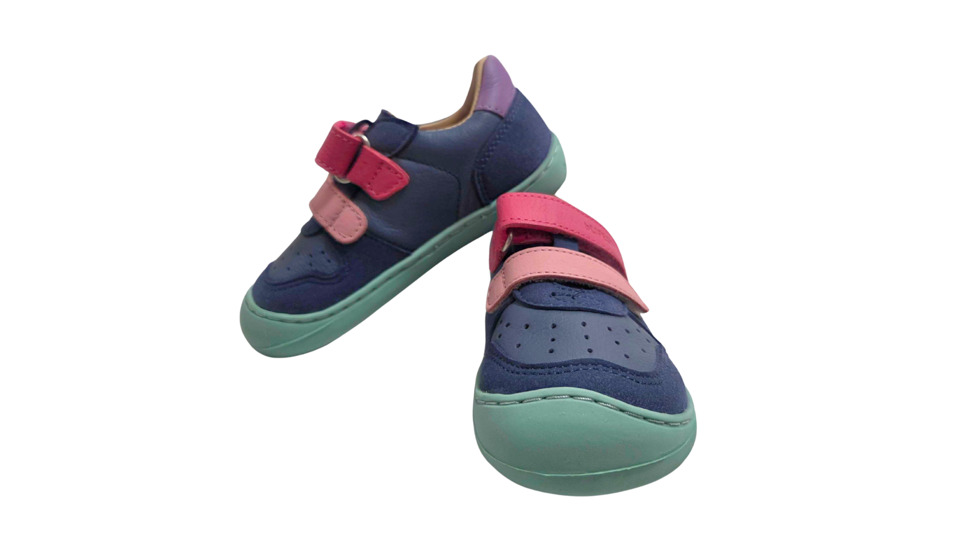 Barfußschuh mit zwei Klettverschlüssen, breite Zehenbox, flexible Sohle, geschlossener Fersenbereich, niedriger Schaft, Seitenansicht und Vorderansicht, Paar