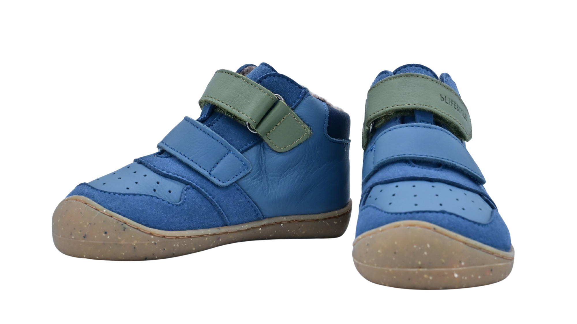 Paar halbhohe Barfußschuhe für Kinder mit zwei Klettverschlüssen und breiter Zehenbox, ein Schuh in Seitenansicht innen, ein Schuh in schräge Vorderansicht