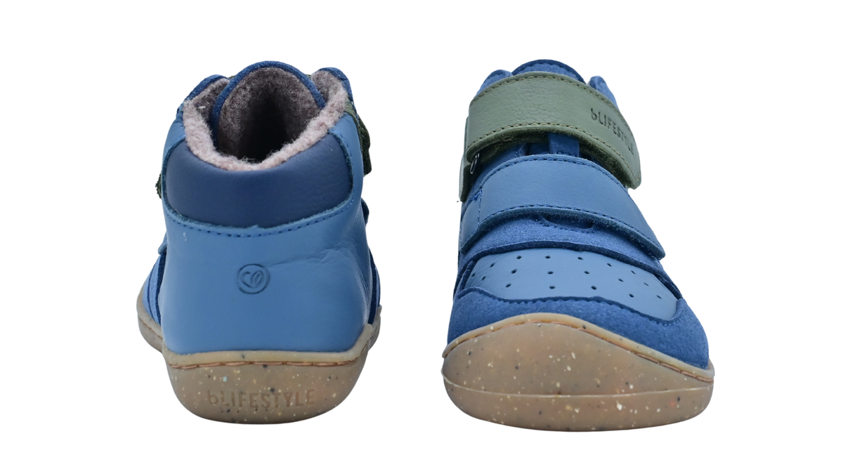 Paar halbhohe Barfußschuhe für Kinder mit Klettverschlussund breiter Zehenbox, ein Schuh in Rückansicht, ein Schuh in schräge Vorderansicht