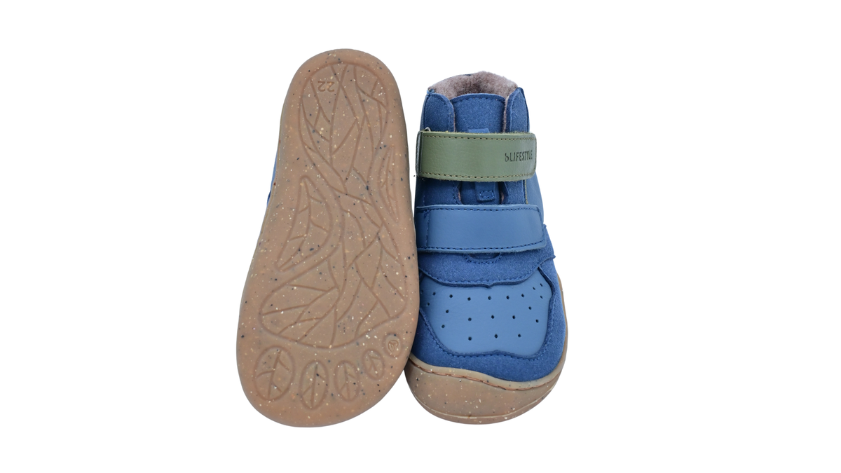 Paar halbhohe Barfußschuhe für Kinder mit zwei Klettverschlüssen und breiter Zehenbox, ein Schuh in Ansicht von unten, ein Schuh in Draufsicht