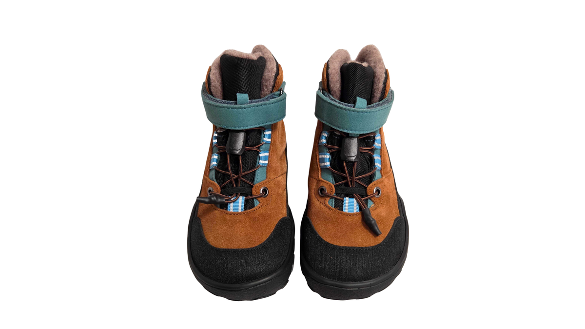 Paar gefütterte halbhohe Barfußschuhe für Kinder mit Schnellverschluss und Klettverschluss, schräge Draufsicht