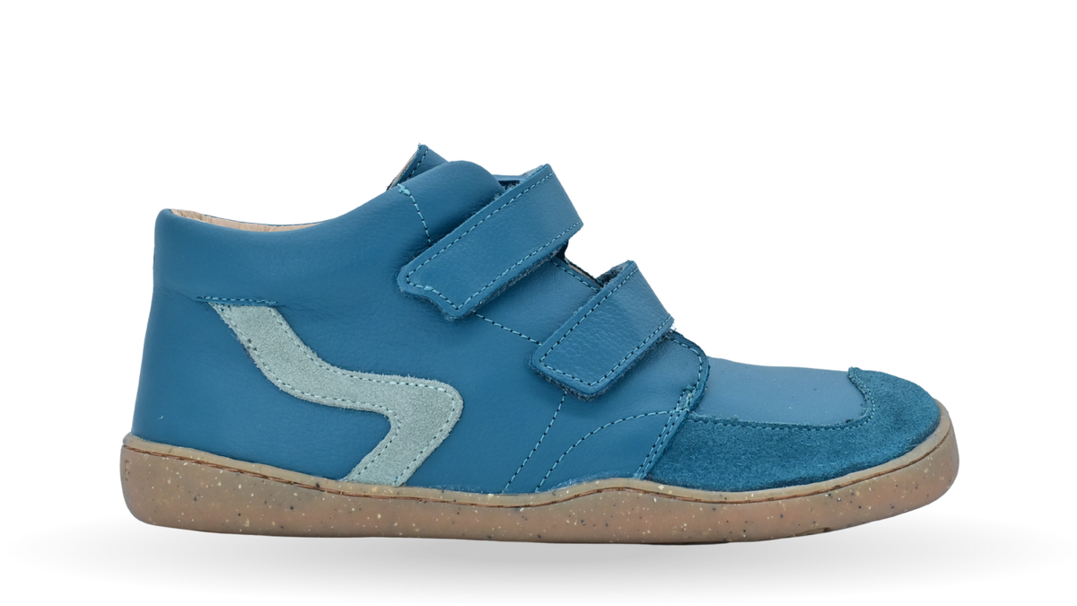 Halbhoher Barfußschuh für Kinder mit zwei Klettverschlüssen, breiter Zehenbox und flacher Sohle, Seitenansicht außen