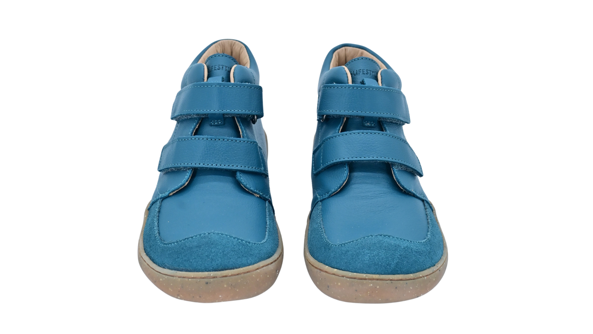 Paar halbhohe Barfußschuhe für Kinder mit zwei Klettverschlüssen und breiter Zehenbox, schräge Draufsicht