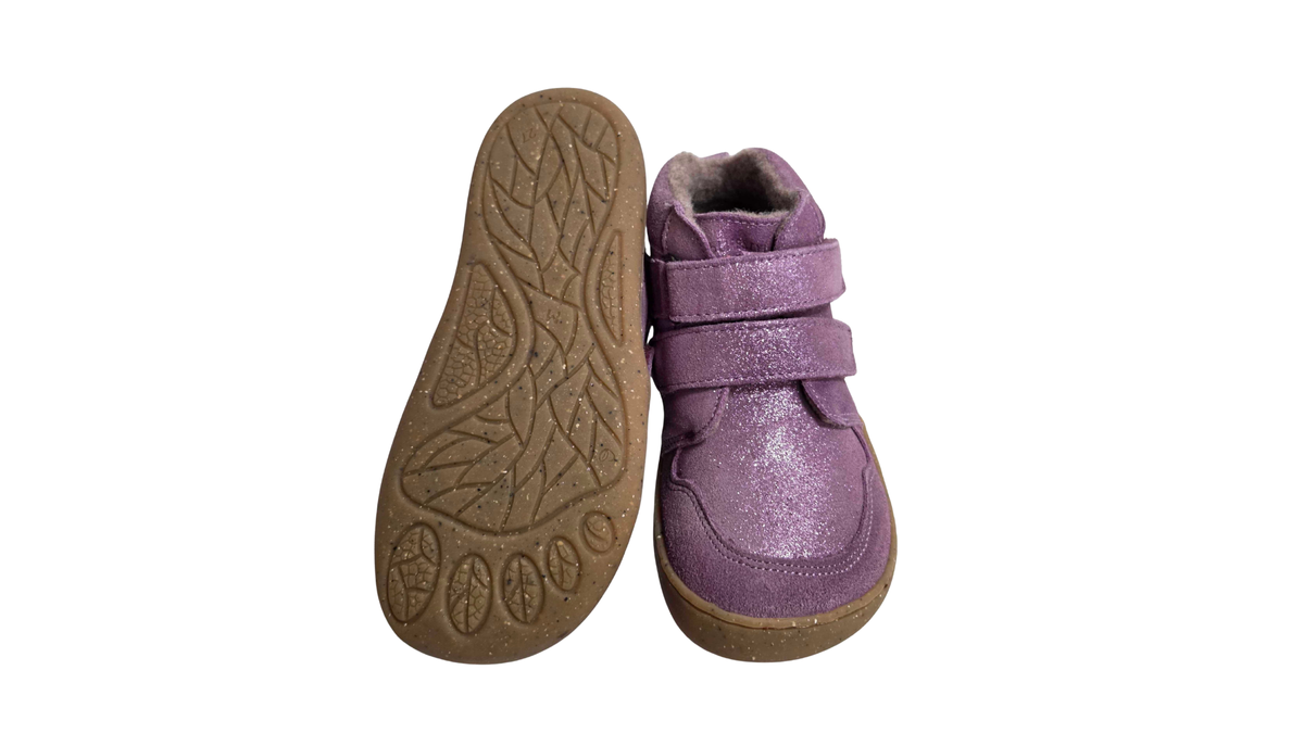 Gefütterter halbhoher Barfußschuh für Kinder mit profilierter Laufsohle, breiter Zehenbox und zwei Klettverschlüssen, Ansicht von unten und oben