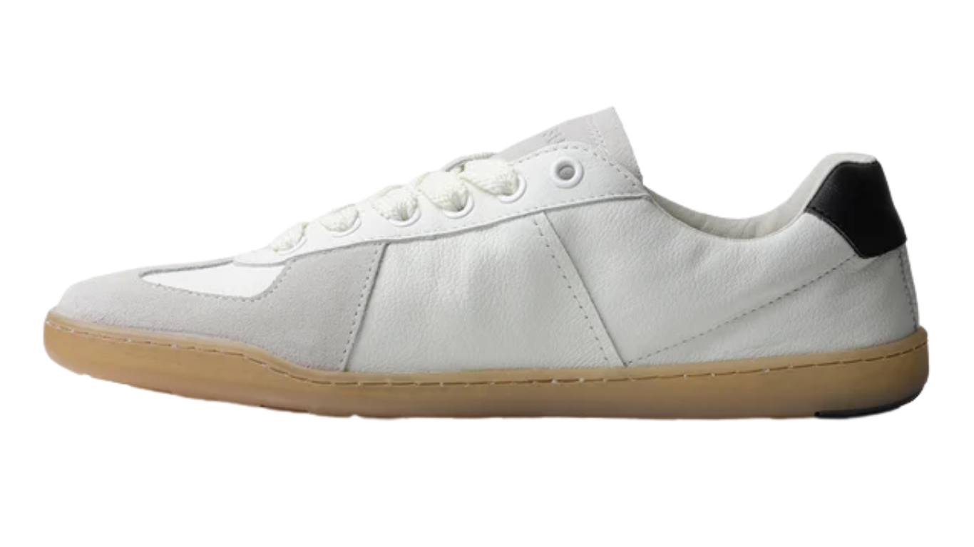 Barfußschuh für Erwachsene mit breiter Zehenbox, geschlossenem Zehenbereich, geschlossener Ferse, Schnürung, flacher flexibler Sohle, Seitenansicht außen.