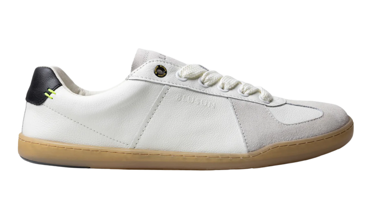 Barfußschuh für Erwachsene mit breiter Zehenbox, geschlossenem Zehenbereich, geschlossener Ferse, Schnürung, flacher flexibler Sohle, Seitenansicht außen.