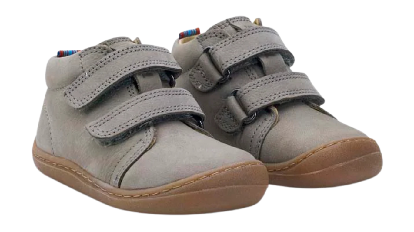 Barfußschuh für Kinder mit zwei Klettverschlüssen als Paar, schräge Vorderansicht