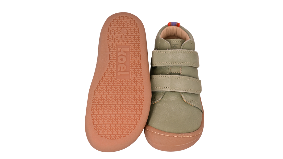 Barfußschuh für Kinder mit zwei Klettverschlüssen als Paar, Draufsicht und Ansicht von unten
