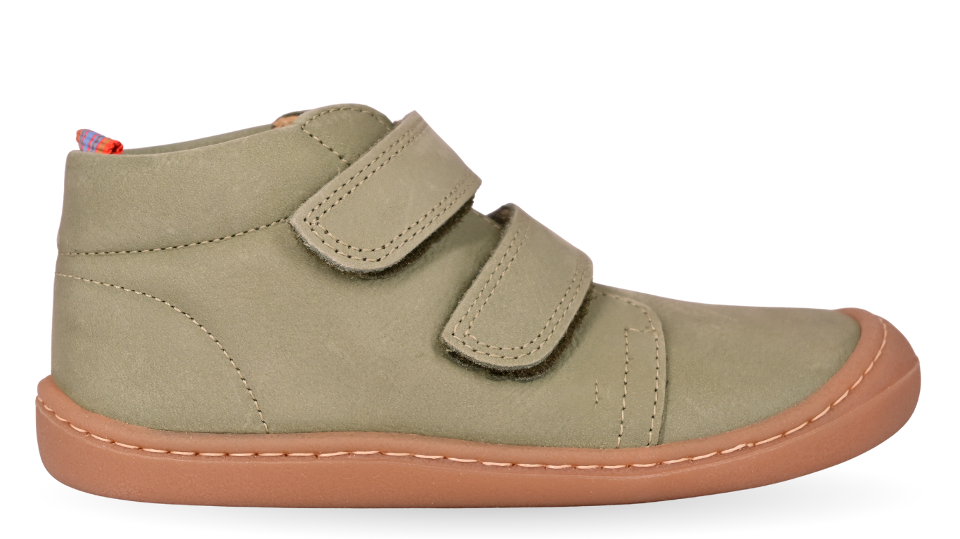 Barfußschuh für Kinder mit zwei Klettverschlüssen, breiter Zehenbox und geschlossenem Schaft, Seitenansicht außen