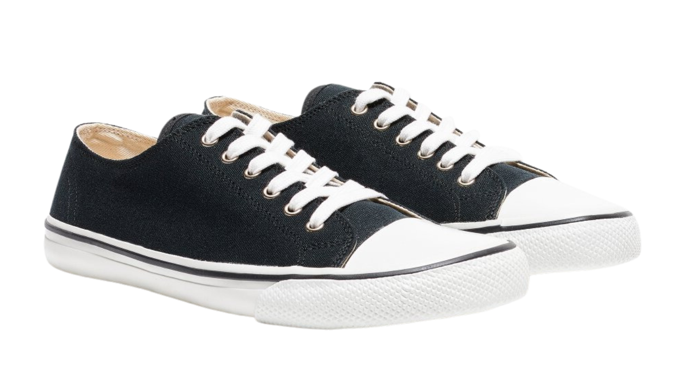 Barfußschuh für Erwachsene als Paar mit breiter Zehenbox, geschlossenem Zehenbereich, geschlossener Ferse, Schnürung, flacher flexibler Sohle, schräge Vorderansicht.