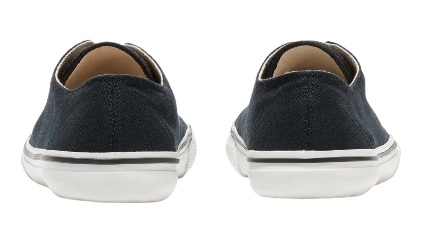 Barfußschuh für Erwachsene als Paar mit geschlossener Ferse, Schnürung, flacher flexibler Sohle, Rückansicht.