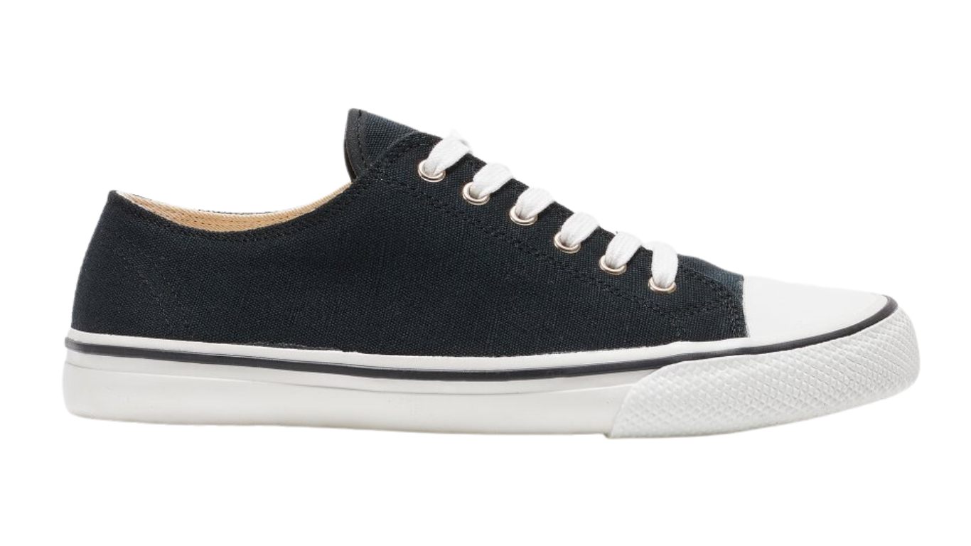 Barfußschuh für Erwachsene mit breiter Zehenbox, geschlossenem Zehenbereich, geschlossener Ferse, Schnürung, flacher flexibler Sohle, Seitenansicht außen.