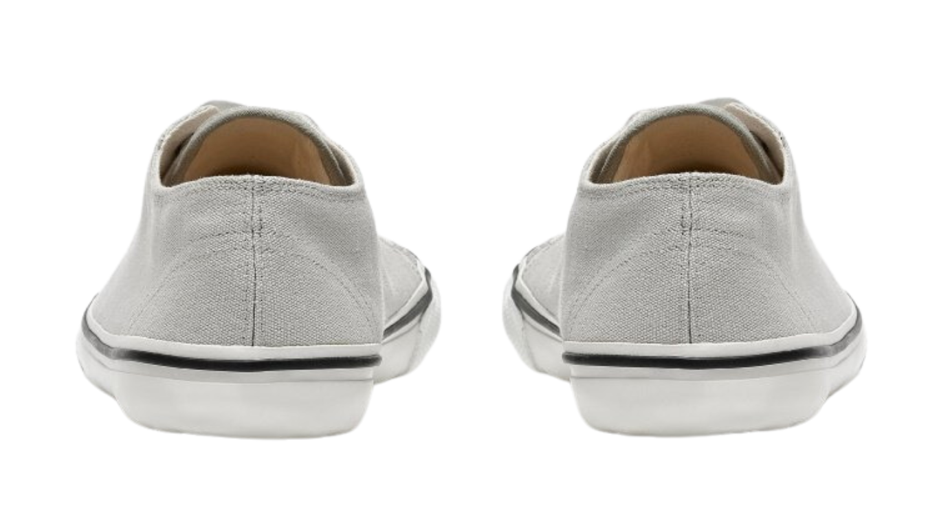 Barfußschuh für Erwachsene als Paar mit geschlossener Ferse, Schnürung, flacher flexibler Sohle, Rückansicht.