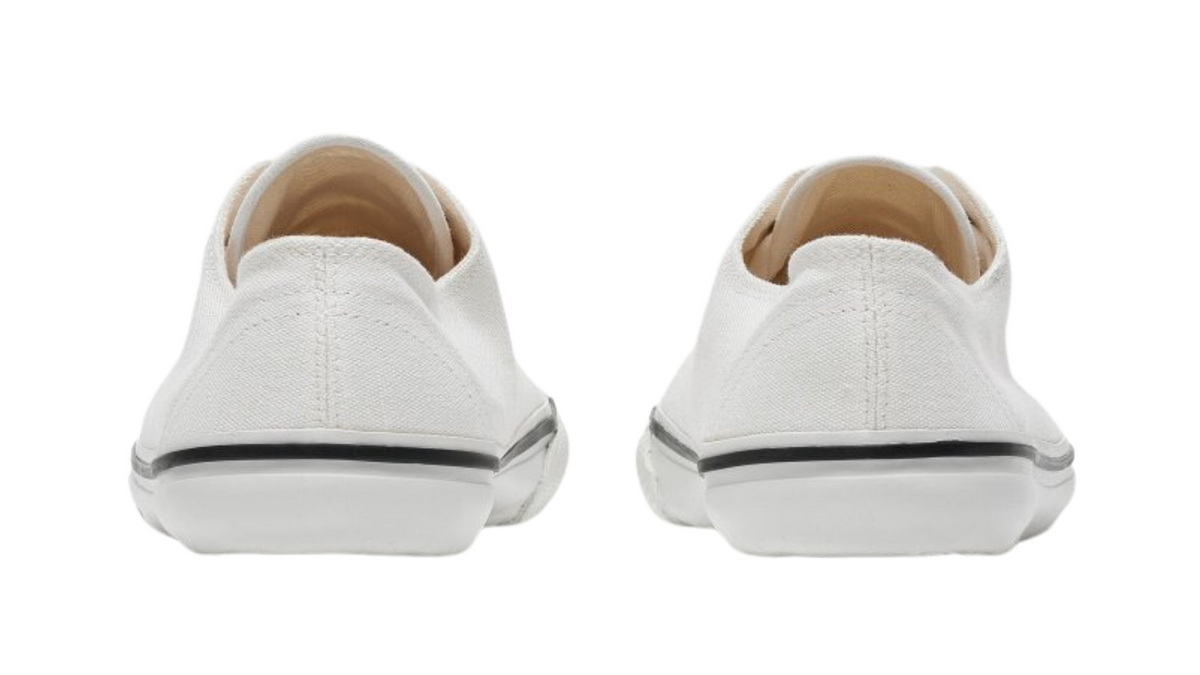 Barfußschuh für Erwachsene als Paar mit geschlossener Ferse, Schnürung, flacher flexibler Sohle, Rückansicht.
