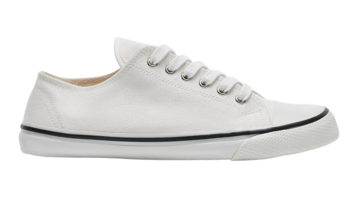 Barfußschuh für Erwachsene mit breiter Zehenbox, geschlossenem Zehenbereich, geschlossener Ferse, Schnürung, flacher flexibler Sohle, Seitenansicht innen.