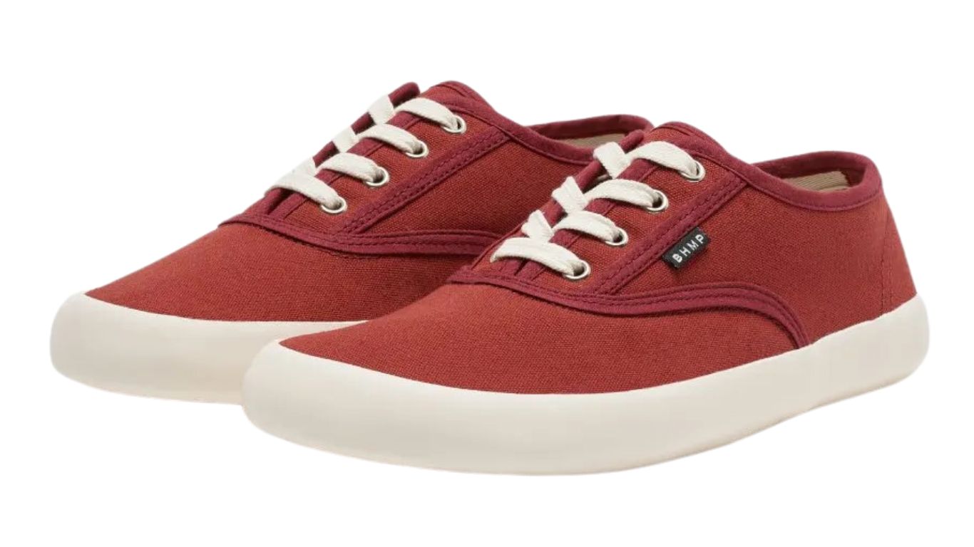 Barfußschuh für Erwachsene als Paar mit breiter Zehenbox, geschlossenem Zehenbereich, geschlossener Ferse, Schnürung, flacher flexibler Sohle, schräge Vorderansicht.