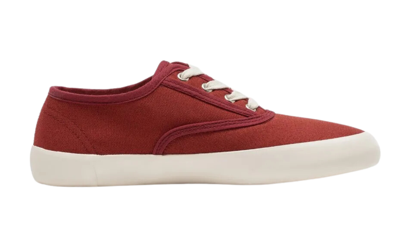 Barfußschuh für Erwachsene mit breiter Zehenbox, geschlossenem Zehenbereich, geschlossener Ferse, Schnürung, flacher flexibler Sohle, Seitenansicht innen.