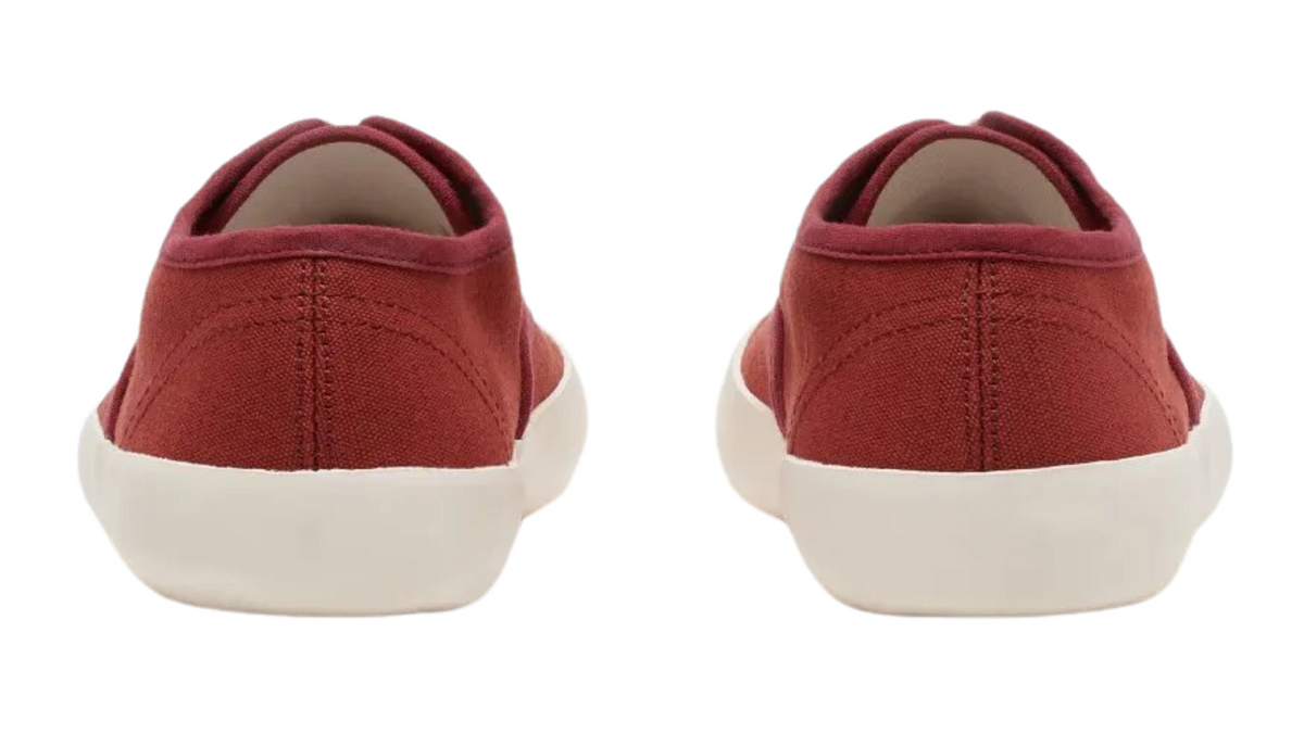 Barfußschuh für Erwachsene als Paar mit geschlossener Ferse, Schnürung, flacher flexibler Sohle, Rückansicht.