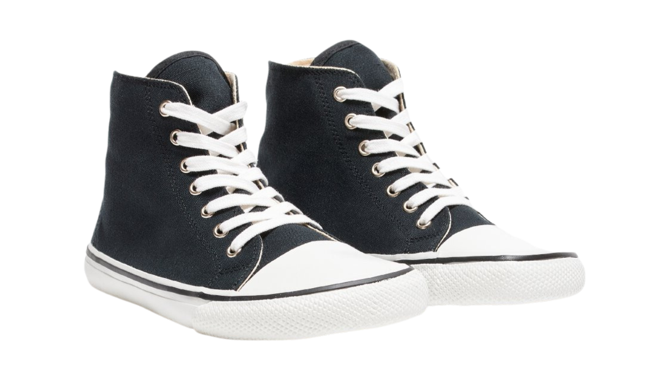 Barfußschuh für Erwachsene als Paar mit breiter Zehenbox, geschlossenem Zehenbereich, geschlossener Ferse, Schnürung, flacher flexibler Sohle, schräge Vorderansicht.