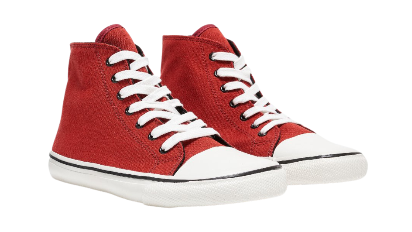 Barfußschuh für Erwachsene als Paar mit breiter Zehenbox, geschlossenem Zehenbereich, geschlossener Ferse, Schnürung, flacher flexibler Sohle, schräge Vorderansicht.
