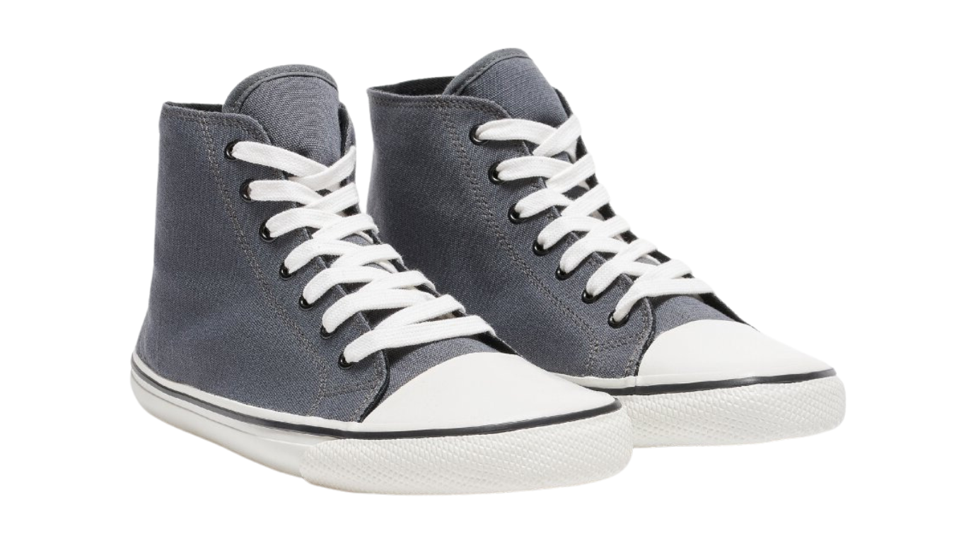 Barfußschuh für Erwachsene als Paar mit breiter Zehenbox, geschlossenem Zehenbereich, geschlossener Ferse, Schnürung, flacher flexibler Sohle, schräge Vorderansicht.