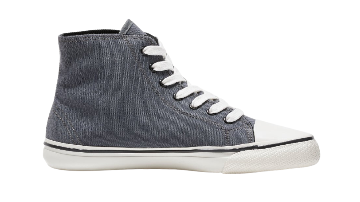 Barfußschuh für Erwachsene mit breiter Zehenbox, geschlossenem Zehenbereich, geschlossener Ferse, Schnürung, flacher flexibler Sohle, Seitenansicht innen.