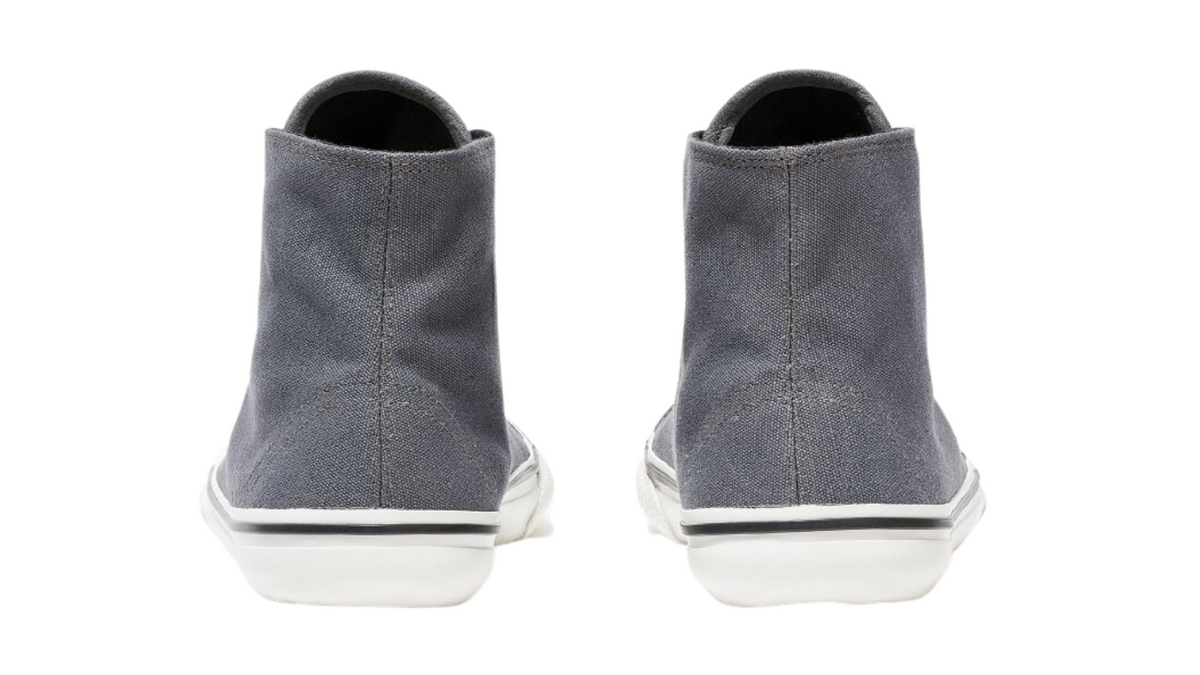 Barfußschuh für Erwachsene als Paar mit geschlossener Ferse, Schnürung, flacher flexibler Sohle, Rückansicht.