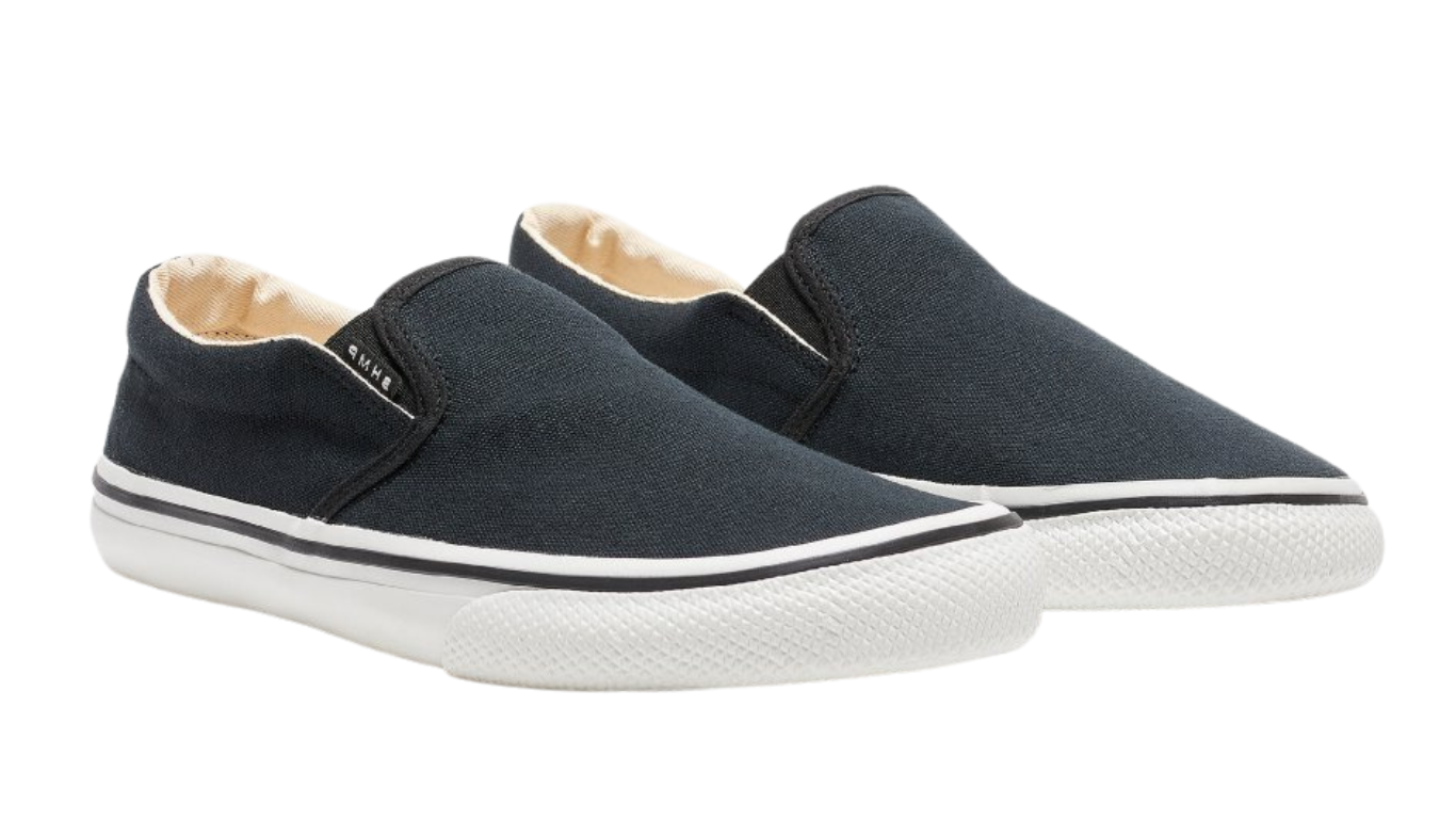 Barfußschuh für Erwachsene als Paar mit breiter Zehenbox, geschlossenem Zehenbereich, geschlossener Ferse, Schlupfform ohne Verschluss, flacher flexibler Sohle, schräge Vorderansicht.