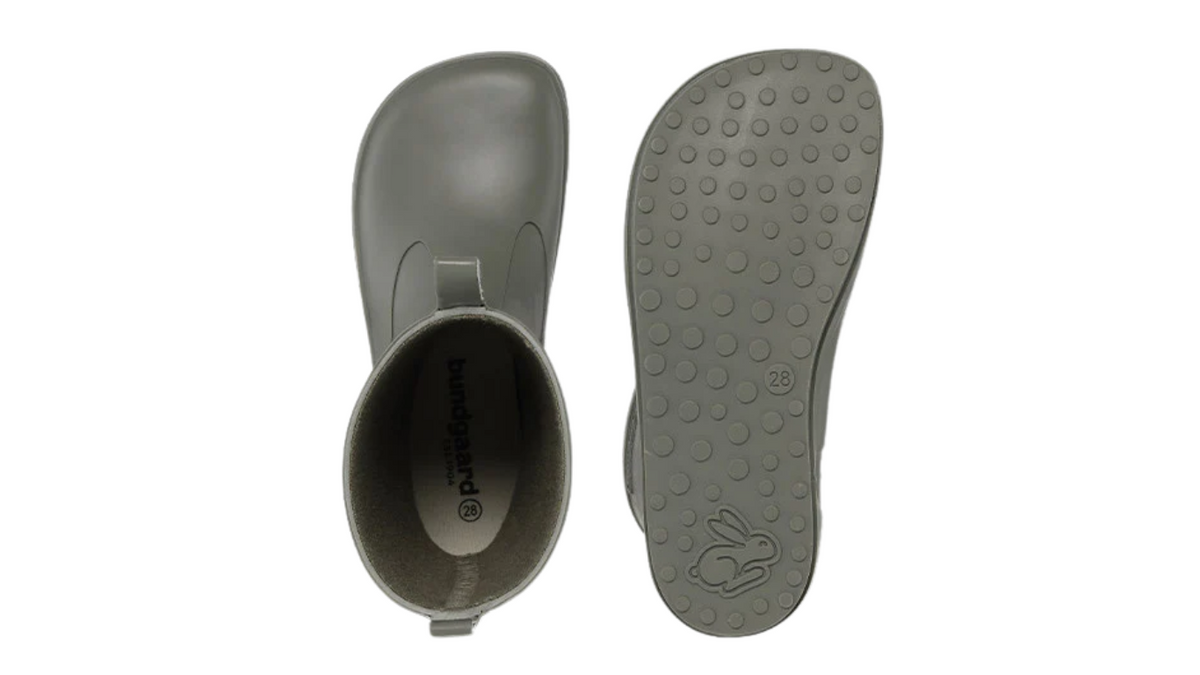 Kinder-Barfußgummistiefel mit breiter Zehenbox, geschlossenem Zehenbereich, geschlossenem Fersenbereich, hohem Schaft, Schlupfform ohne Verschluss, flexible Sohle, Ansicht von unten und Draufsicht, Paar