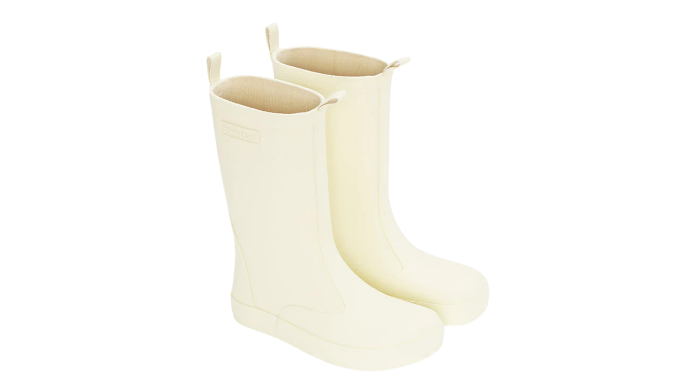 Kinder-Barfußgummistiefel als Paar mit breiter Zehenbox, geschlossenem Zehenbereich, geschlossenem Fersenbereich, hohem Schaft, flexible Sohle, schräge Vorderansicht.