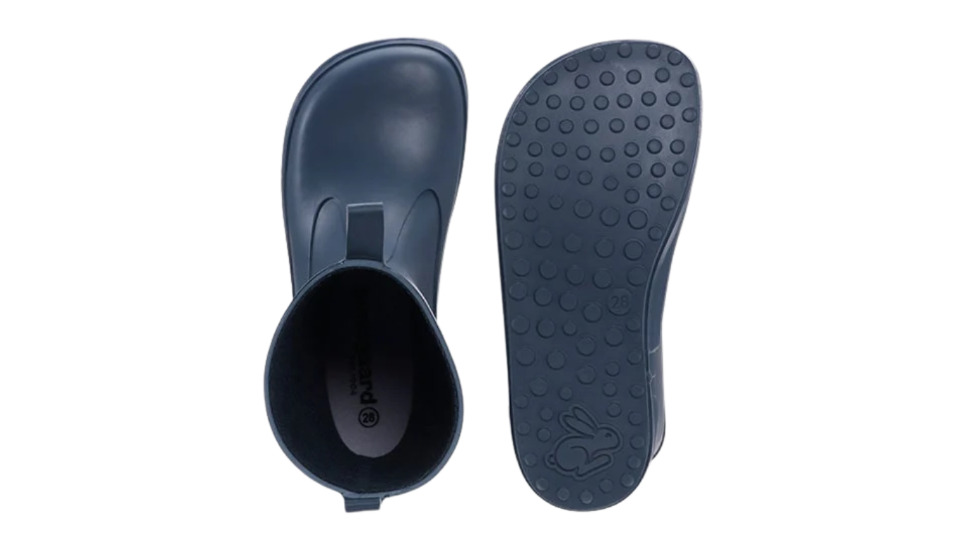 Kinder-Barfußgummistiefel als Paar mit breiter Zehenbox, geschlossenem Zehenbereich, geschlossenem Fersenbereich, hohem Schaft, flexible Sohle, Draufsicht und Ansicht von unten.