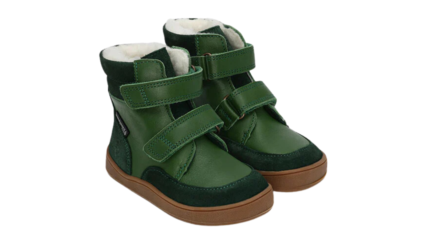 Barfußstiefel mit Klettverschluss, breite Zehenbox, flexible Sohle, geschlossener Schaft, geschlossener Fersenbereich, schräge Vorderansicht, Paar