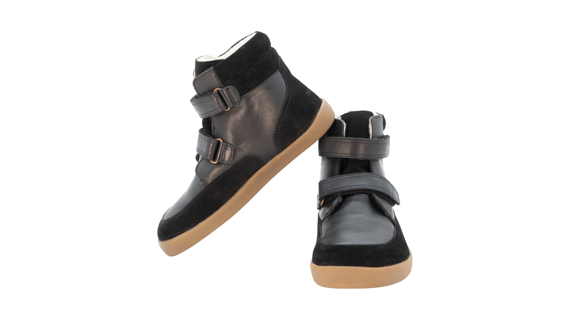 Kinder-Barfußwinterstiefel als Paar mit breiter Zehenbox, geschlossenem Zehenbereich, geschlossener Ferse, hohem Schaft, Klettverschluss, flacher flexibler Sohle, schräge Vorderansicht.