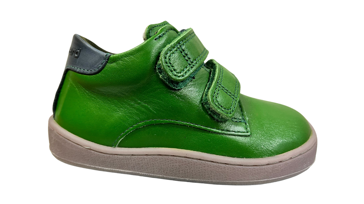 Barfußschuh mit zwei Klettverschlüssen, breite Zehenbox, flexible Sohle, geschlossener Fersenbereich, Seitenansicht außen, einzelner Schuh