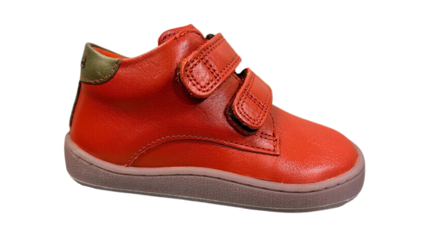 Barfußschuh mit zwei Klettverschlüssen, breite Zehenbox, flexible Sohle, geschlossener Fersenbereich, Seitenansicht außen
