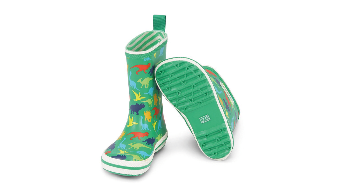 Gummistiefel für Kinder, hoher Schaft, geschlossene Zehen und geschlossener Fersenbereich, profilierte Sohle, schräge Vorderansicht und Ansicht von unten, Paar