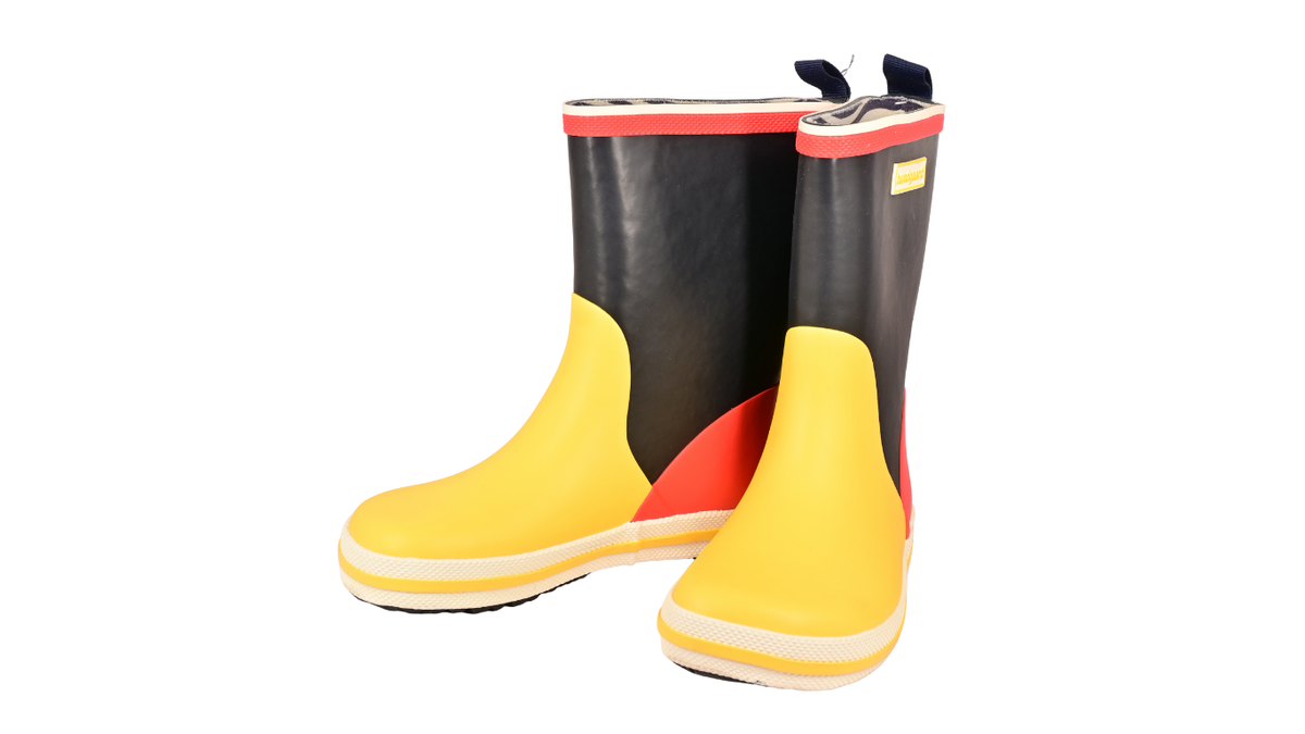 Gummistiefel für Kinder, hoher Schaft, geschlossene Zehen und geschlossener Fersenbereich, profilierte Sohle, schräge Vorderansicht als Paar