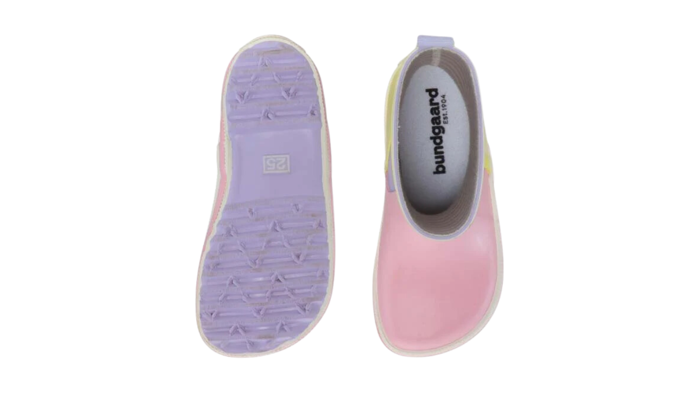 Gummistiefel für Kinder, hoher Schaft, geschlossene Zehen und geschlossener Fersenbereich, profilierte Sohle, Draufsicht und Ansicht von unten als Paar