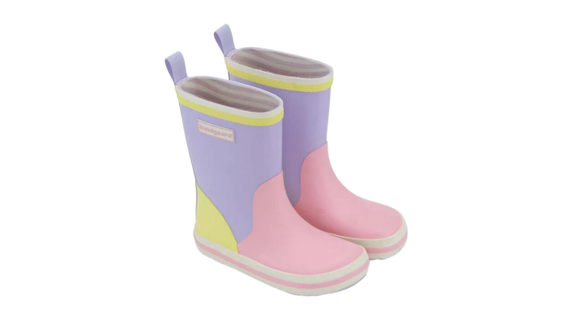 Gummistiefel für Kinder, hoher Schaft, geschlossene Zehen und geschlossener Fersenbereich, profilierte Sohle, Einzelschuh, schräge Vorderansicht als Paar