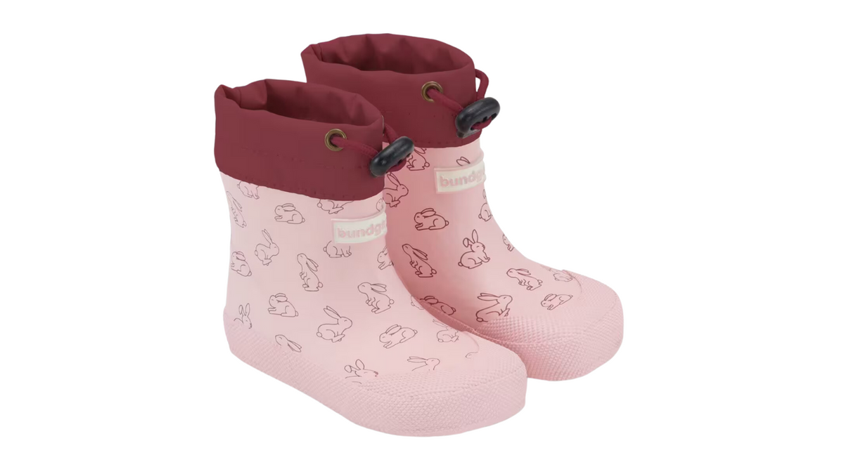 Gummistiefel für Kinder als Paar, hoher Schaft mit Tunnelzug, geschlossene Zehen und geschlossener Fersenbereich, profilierte Sohle, schräge Vorderansicht als Paar
