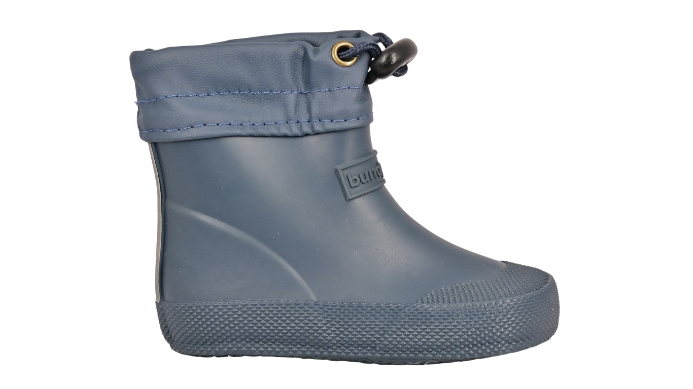 Barfußgummistiefel mit breiter Zehenbox, flexibler Sohle, geschlossenem Schaft mit Kordelzug, geschlossener Fersenbereich, Seitenansicht außen, einzelner Schuh