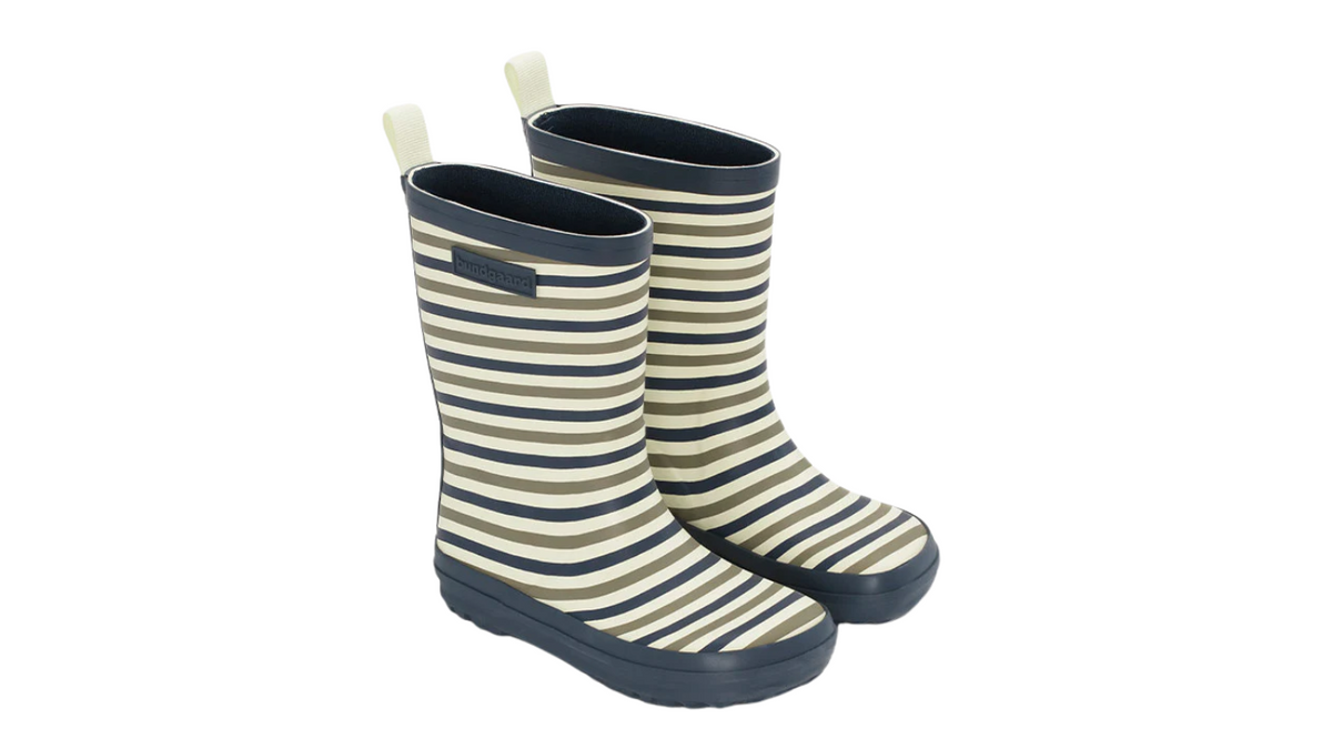 Kinder-Barfußgummistiefel als Paar mit breiter Zehenbox, geschlossenem Zehenbereich, geschlossenem Fersenbereich, hohem Schaft, flexible Sohle, schräge Vorderansicht.