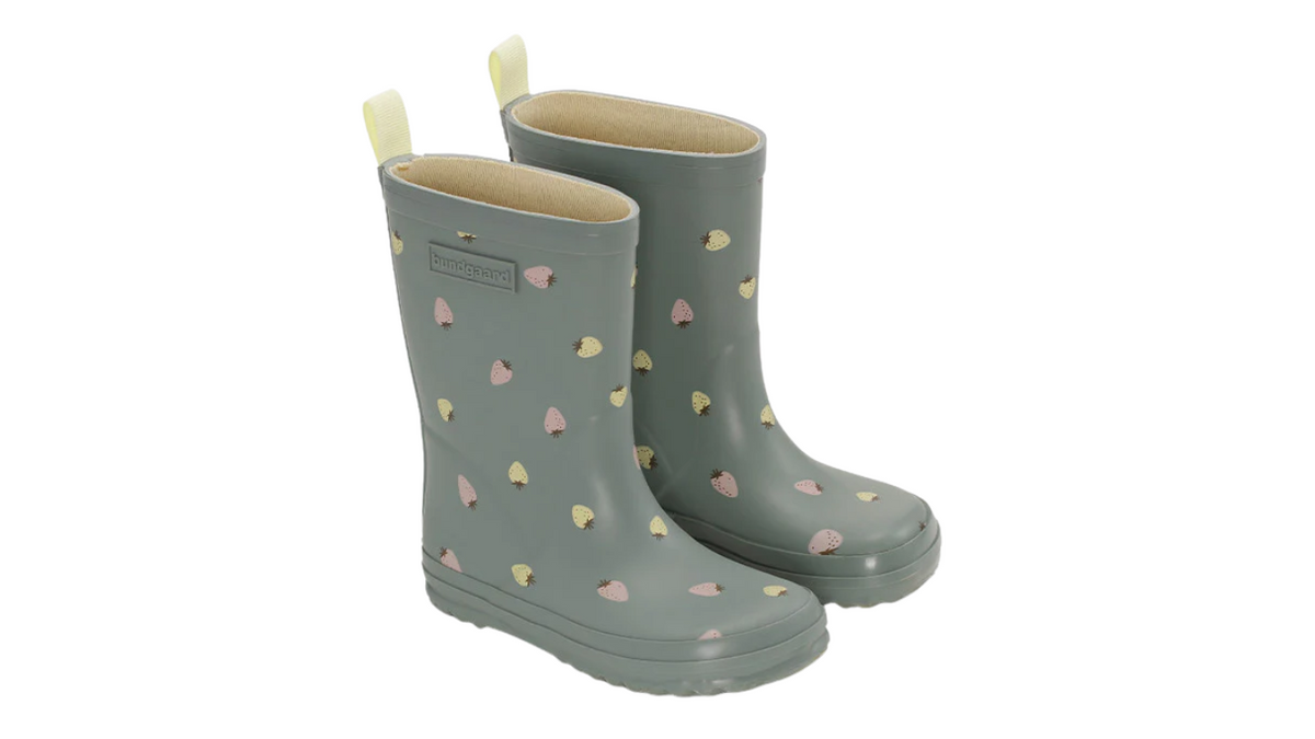 Kinder-Barfußgummistiefel als Paar mit breiter Zehenbox, geschlossenem Zehenbereich, geschlossenem Fersenbereich, hohem Schaft, flexible Sohle, schräge Vorderansicht.