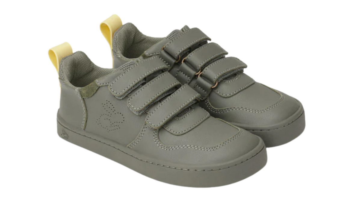 Barfußschuh mit drei Klettverschlüssen, breite Zehenbox, flexible Sohle, geschlossener Fersenbereich, schräge Vorderansicht, Paar
