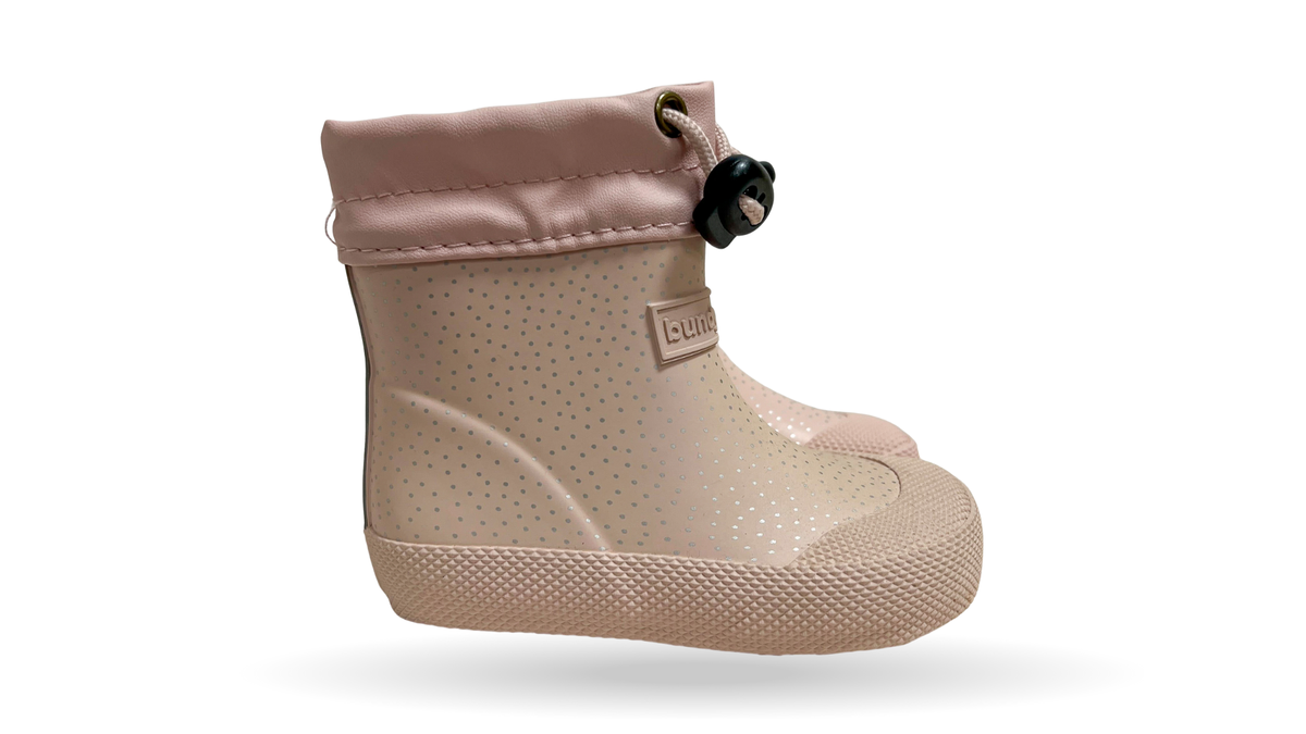 Barfußgummistiefel mit breiter Zehenbox, flexibler Sohle, geschlossenem Schaft mit Kordelzug, geschlossener Fersenbereich, Seitenansicht außen, einzelner Schuh