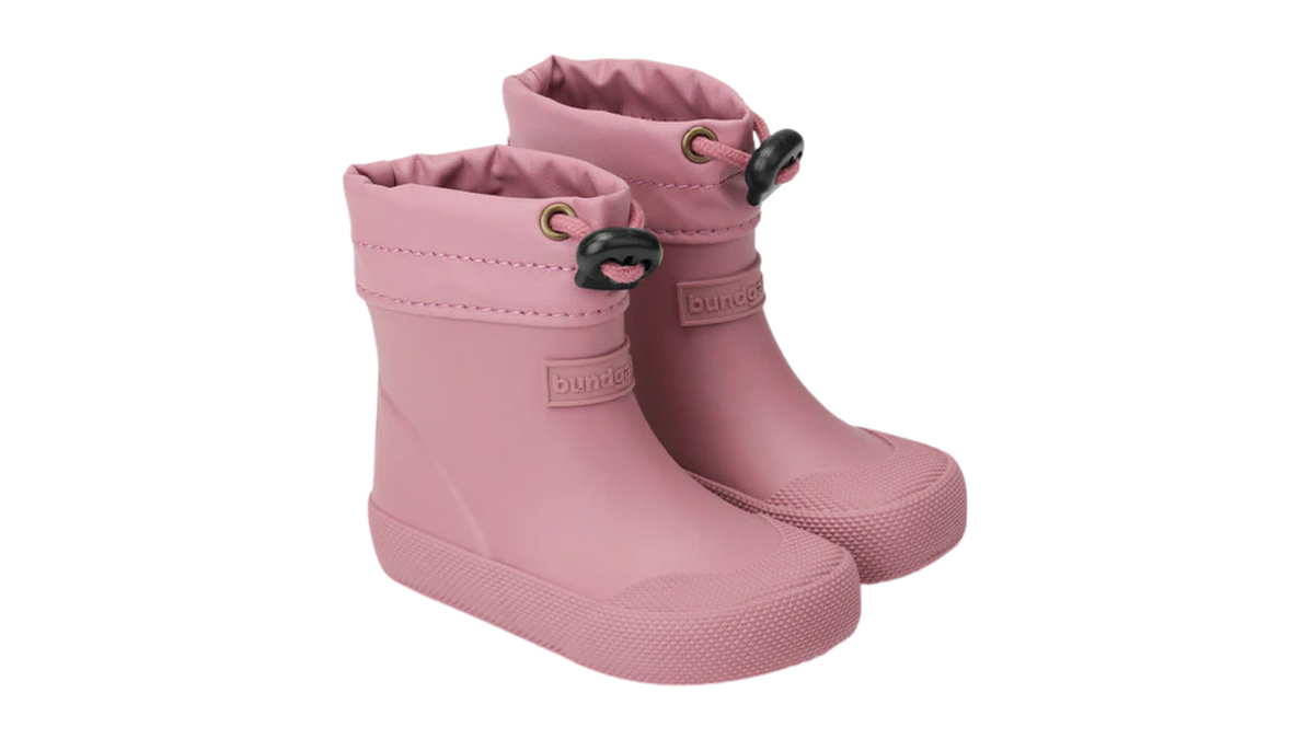 Barfußgummistiefel mit breiter Zehenbox, flexibler Sohle, geschlossenem Schaft, geschlossener Fersenbereich, schräge Vorderansicht, Paar