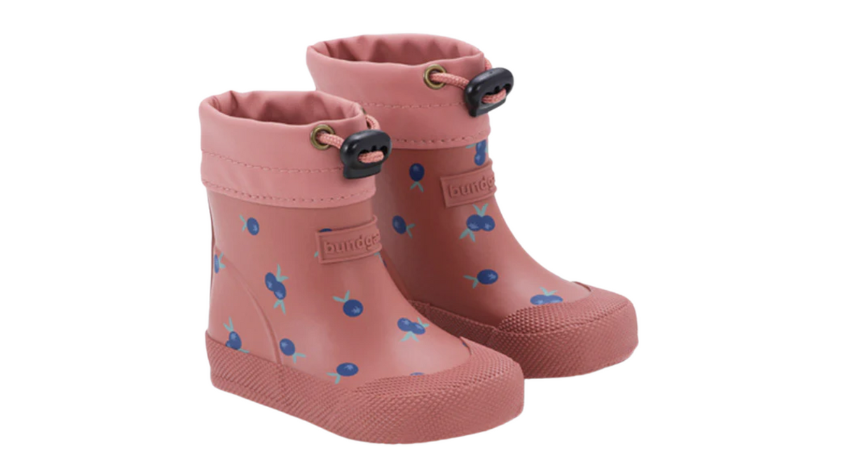 Barfußgummistiefel mit breiter Zehenbox, flexibler Sohle, geschlossenem Schaft, geschlossener Fersenbereich, schräge Vorderansicht, Paar