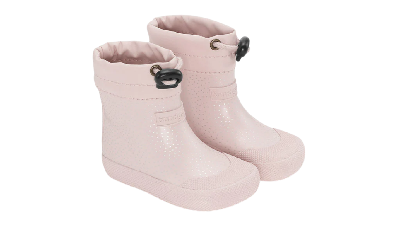 Barfußgummistiefel mit breiter Zehenbox, flexibler Sohle, geschlossenem Schaft, geschlossener Fersenbereich, schräge Vorderansicht, Paar