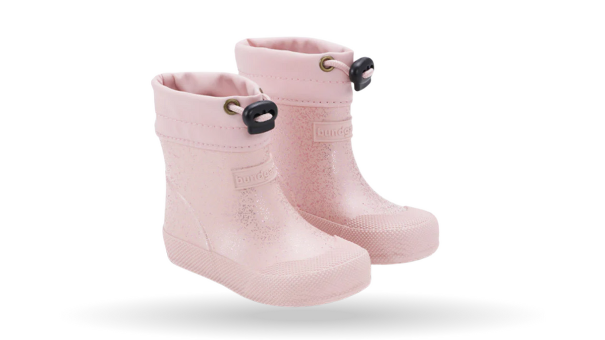 Kinder-Barfußgummistiefel als Paar mit breiter Zehenbox, geschlossenem Zehenbereich, geschlossenem Fersenbereich, hohem Schaft, Schlupfform mit Kordelzug, flexible Sohle, schräge Vorderansicht.
