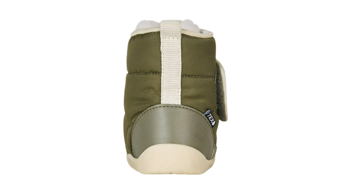 Kinder-Barfußwinterstiefel mit geschlossener Ferse, Riemenkonstruktion, hohem Schaft, flacher flexibler Sohle, Rückansicht.